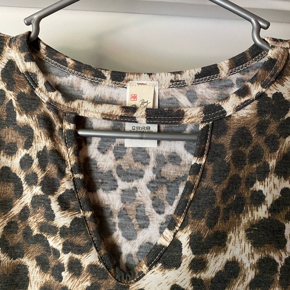 Leopard choker neck boutique top NWOT - Picture 2 of 4